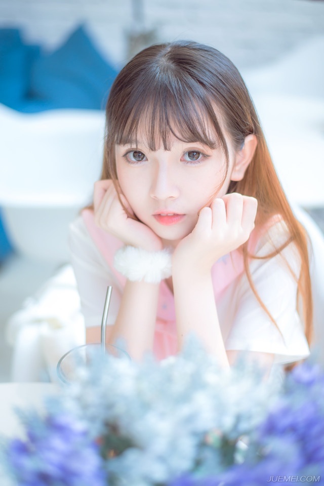 “少主，你怎来了。”庞统顾不上理会法正，因为庞统已经看到了跟在雄阔海身边，一身戎装的吕征正在队伍当中，不止庞统，法正等人也是面色一变，连忙上前躬身行礼过后，庞统才有些担忧的问道。